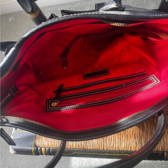 Dooney & Bourke Black Leather Tote. Classic gold hardware - Picture 4 of 6